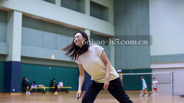 手握话筒 准备聆听真实反馈
